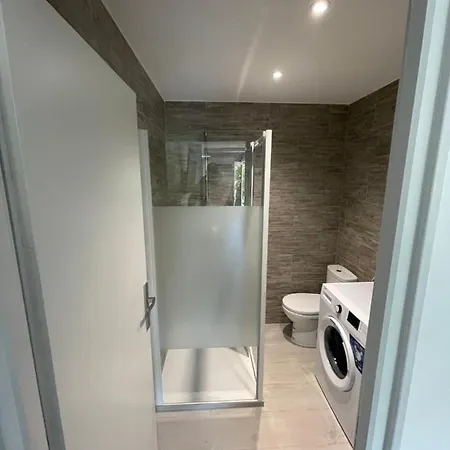 En Bas De Avec Piscine Proche Bord De *