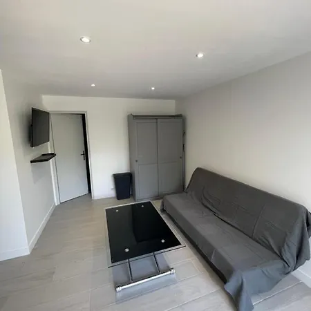 En Bas De Avec Piscine Proche Bord De Cagnes-sur-Mer