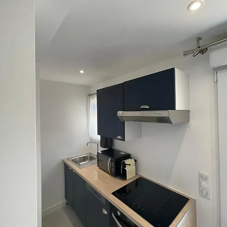En Bas De Avec Piscine Partagee Proche Bord De *