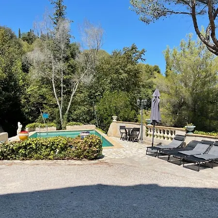 En Bas De Avec Piscine Partagee Proche Bord De *